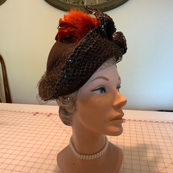 Vintage 1930s -1940s Brown felt wool Cloche style hat w/ sequins & rust feathers main image 9